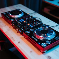 North to South, East to West - Single. Передняя обложка. Нажмите, чтобы увеличить.