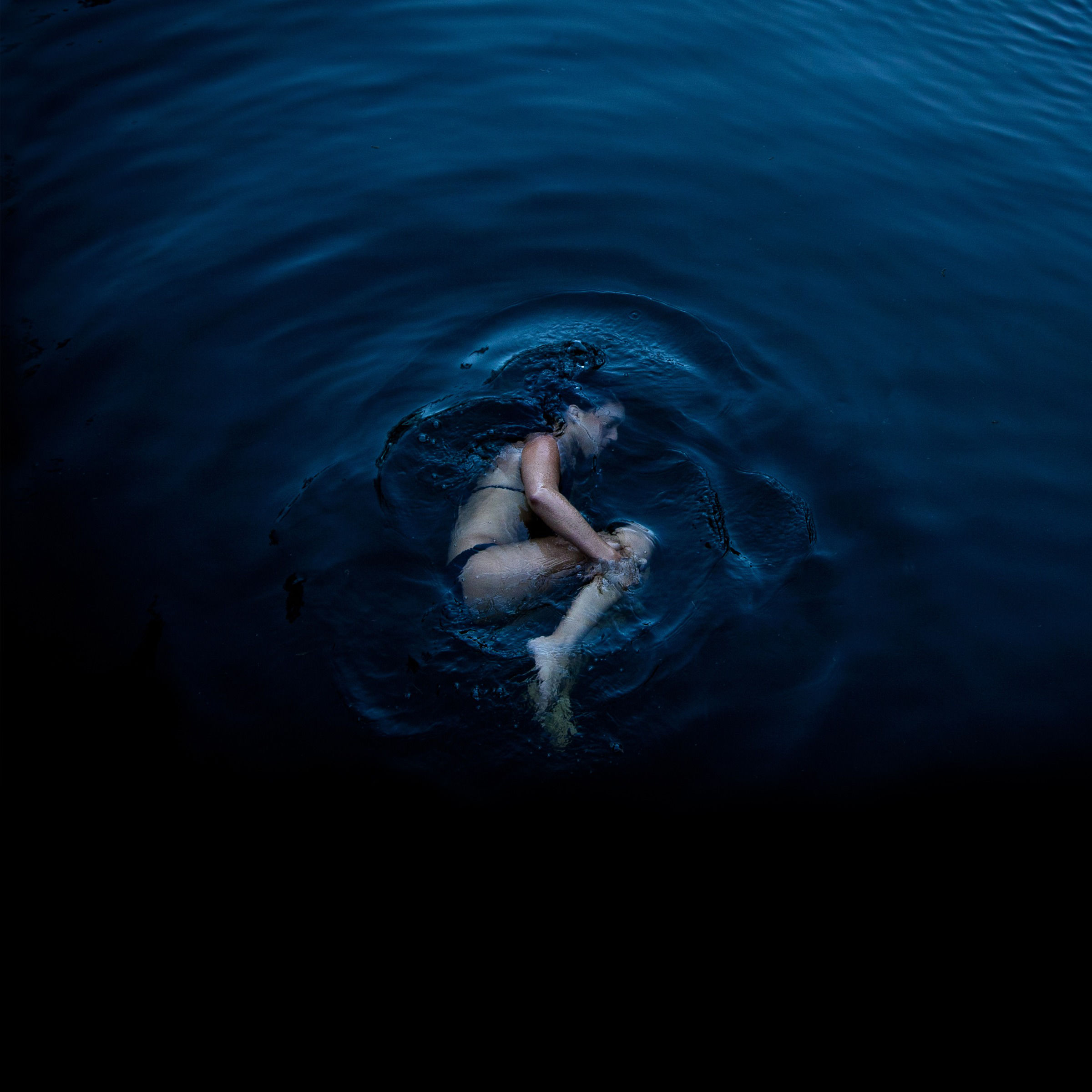 Круг в омут твоих. Девушка тонет в воде. Вода и человек. Фотосессия в воде. Девушка плывет в море.